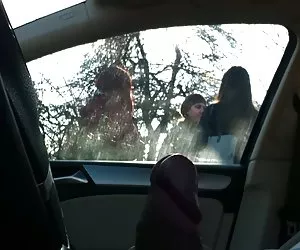 Coches putas nagonas flash 4 chicas en una parada de autobús