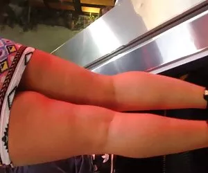 Casi mejores putas encima de la falda con grandes tetas