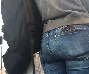 ¡Buen xxx porbo culo en jeans apretados, esperando el autobús 104!!!!!!