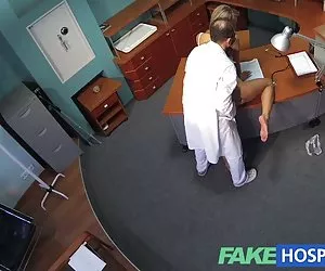 Nenas muy hot fakehospital cachonda sexy rubia paciente elevar la temperatura