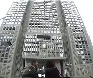 Pareja asiática en el hotel del amor