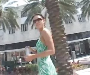 jugando calatas mujeres en la playa