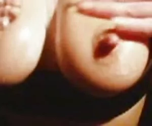 Putas chica amateur jugando con sus tetas grandes y pezones erectos enormes en su webcam.