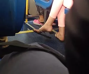 Candid videos xxx putas flip flop pies en el autobús