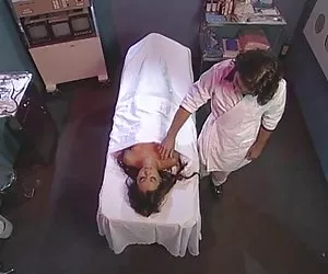 Morena ver chicas calientes sexy obtiene coño lamido en la oficina de médicos