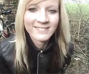 Bideo porno rubia actúa como un diabólico en el parque