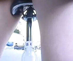 Chicas en la webcam exposición de bicicletas