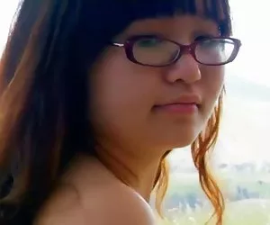 Porno xxx videos porno ¡peludo nerd adolescente gita desnuda en la naturaleza y mostrar culo!