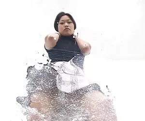 Videos ponos bonita japonesa escupir en la mesa de vidrio