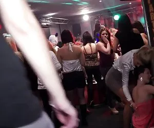 Mierda mujeres esnudas de grupo en la discoteca