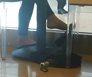 Paginas porno shoeplay cándida colgando pies en cafetería