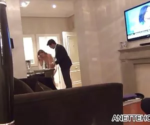 Putas putitas exposición en el hotel antes del servicio a la habitación con amateur