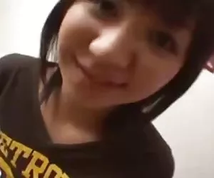 Chica pelo corto masturbado