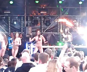 Desnuda en el escenario las chicas gogo en techno rave concierto 2
