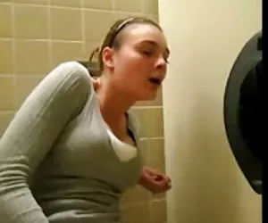 Videos calintes masturbarse en público toliet