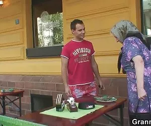 Sin bragas abuela de tetas grandes follada duro
