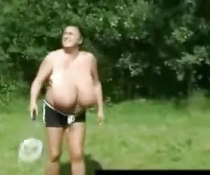 Anal abuela tetona jugando bádminton