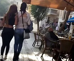 Culo chat de sexo sexy vaqueros ajustados con tanga saltando a pie