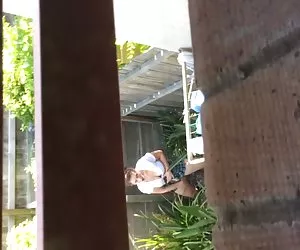 Fue sexso gratis sorprendido jugando afuera