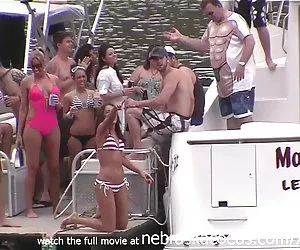 Beber mujeres maduras muy calientes cerveza de plástico pollas mientras la fiesta