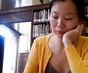 Foyando por el culo piernas y pies de chica cándida biblioteca asiática parte 4