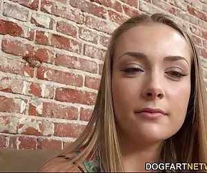 Sadie blair le da una entrevista antes de su sesión de