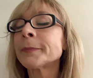 Desnudas porno big boobed milf rubia en medias y una liga