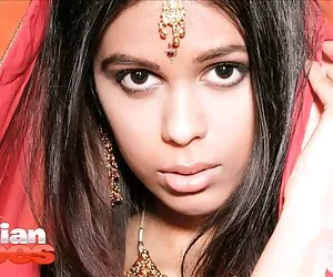 Chica India priya en vestido de novia pelar desnudo