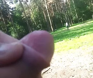 Dickflash - corrida para una chica sola en el bosque