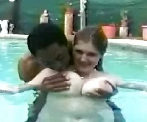 BBW mujeres xxx samantha se la follan en la piscina (by satanika)