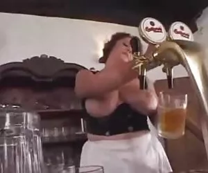 Porno y video camarera tetona caliente trío