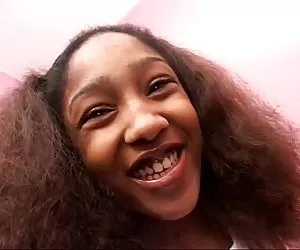 Ver un video porno chica de ébano de coño peludo follada