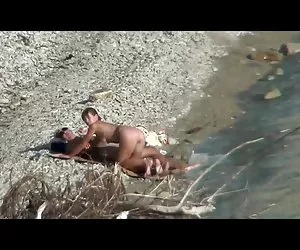 Pareja buscar videos porno gratis follando en una playa pública, mientras caminaba pasado personas