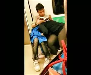 Chupando videos de xxx en el metro completo