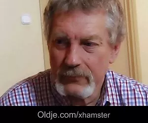 Las tetas oldman folla a una chica caliente mientras que su esposa está fuera de casa