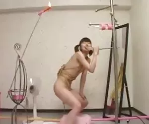 Chica desnudandose porno con juguetes.