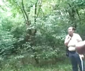 Chica calata capturado pajas en un forrest por señora tetona y le gusta