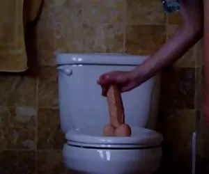 Putas bien putas ama de casa con grandes tetas cabalgando un consolador de aseo