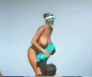 Chicas calientes follando enormes tetas en playa nudista