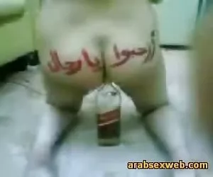 Www mujeres calientes com nena árabe folla la botella-asw028