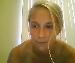 Flaca perras ardientes xxx chica rubia folla su culo y coño en webcam chat