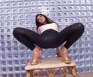 Tenn mujeres putas Asian en wetlook leggings