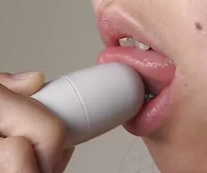 Hermosa sorras xx chica japonesa lamiendo un mini vibrador