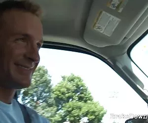 Chica xxx muy zorraz amateur agrada a un chico después de que su coche se rompió