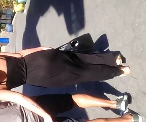 Porno xexo asiático correa en ver a través del vestido negro