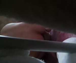 Mujeres putas follando novia mientras el amigo ocultado en las películas de la sala