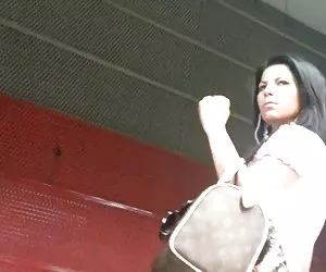 Polainas chicas cojiendo en la estación de metro
