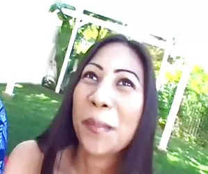 Asian super perro babe nyomi arman chupa y folla dos pollas 420