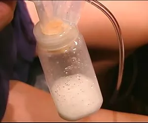 Sexy pelo largo latina bombas dobles la leche de sus pechos hinchados