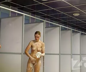 Rubia con cuerpo perfecto toma una ducha.